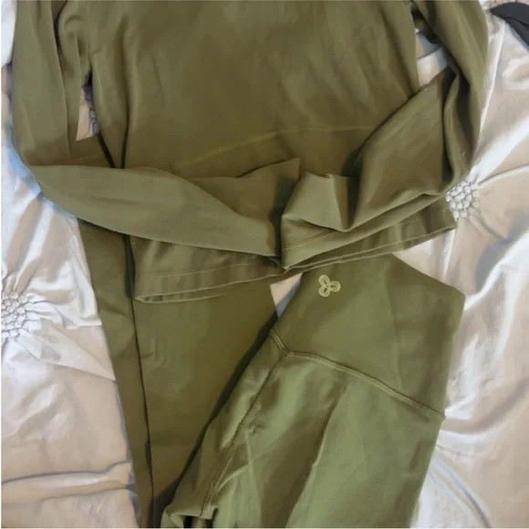 Aritzia green Activewear Set - Picture 8 of 8